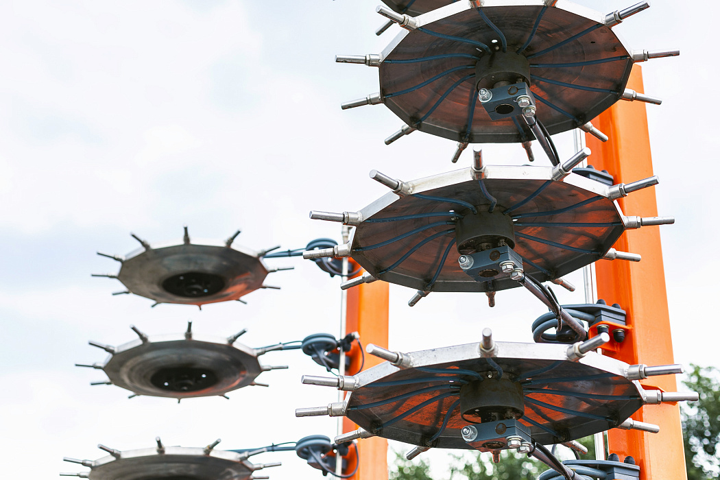 Пружины подвесок обеспечивают погружение игл колеса в почву