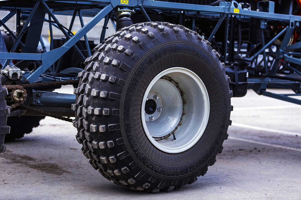 Шины низкого давления позволяют минимизировать нагрузку на почву и машину